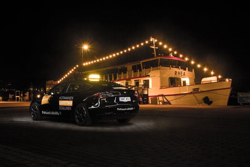 Asioille.fi taksi jyväskylän satamassa Rhea laivan edessä